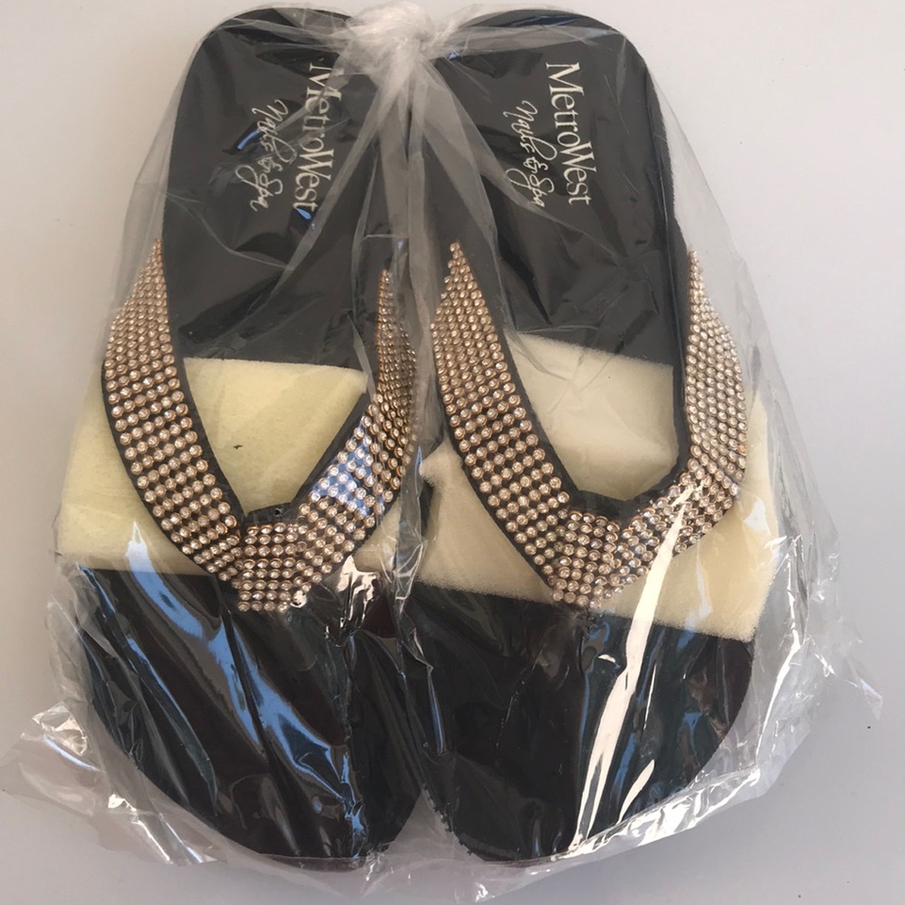 Flip flop with Gold stone strap